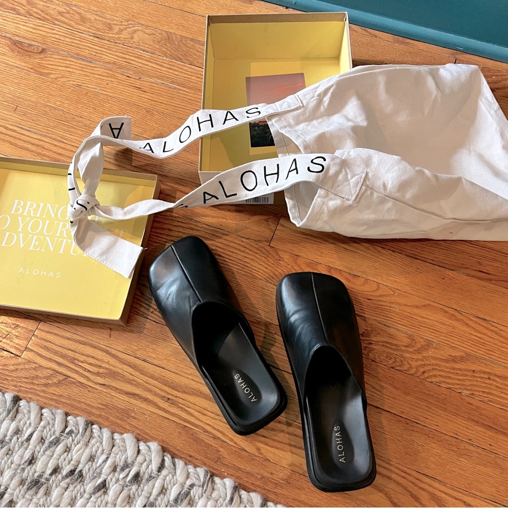 Aloha Whiz Black size 42 or US 10.5. New with tote bag